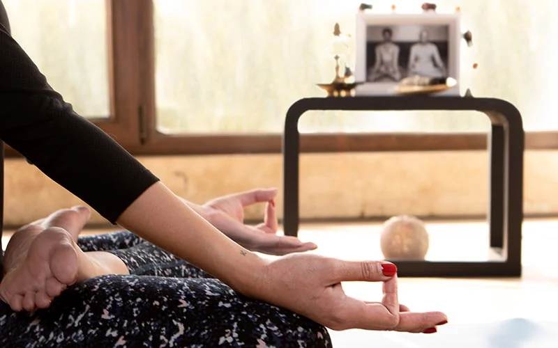 چنتینگ چیست، آموزش دعا کردن در یوگا