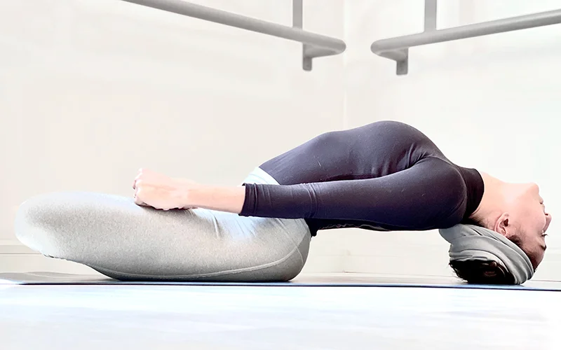 یکی از حرکات در مراحل هشتگانه یوگا